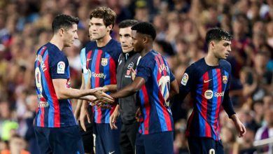 صورة طرد كل الفريق.. رئيس برشلونة يتهور في غرف الملابس قبل استئناف الليجا
